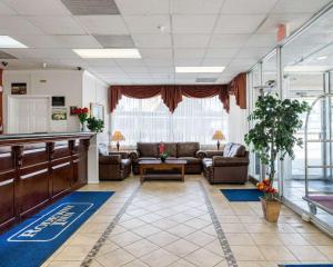 - une salle d'attente avec des canapés et des chaises dans un hôpital dans l'établissement Rodeway Inn Newark, à Newark