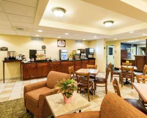 Kuchyň nebo kuchyňský kout v ubytování Mainstay Suites Dover + 26 fotografií