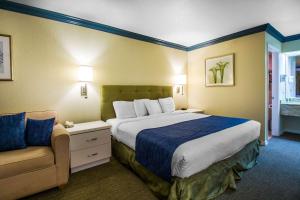 Quality Inn Clermont West Kissimmee客房内的一张或多张床位