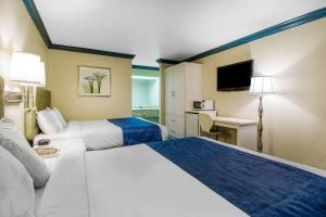 Quality Inn Clermont West Kissimmee客房内的一张或多张床位