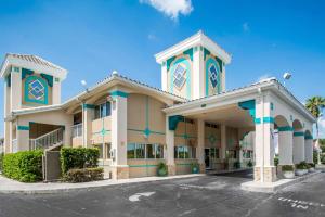 基西米Quality Inn Clermont West Kissimmee的蓝色和白色的大建筑