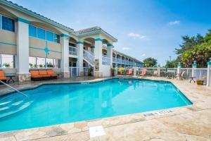 Quality Inn Clermont West Kissimmee内部或周边的泳池