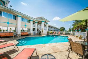 Quality Inn Clermont West Kissimmee内部或周边的泳池