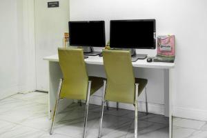 Quality Inn Clermont West Kissimmee的电视和/或娱乐中心