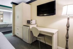 Quality Inn Clermont West Kissimmee的电视和/或娱乐中心