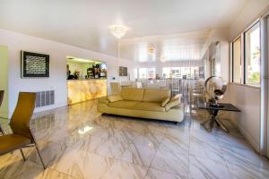 Quality Inn Clermont West Kissimmee的休息区