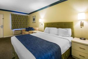 Quality Inn Clermont West Kissimmee客房内的一张或多张床位