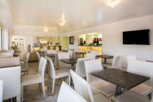 Quality Inn Clermont West Kissimmee的电视和/或娱乐中心