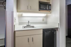 Dapur atau dapur kecil di Comfort Inn University Gainesville