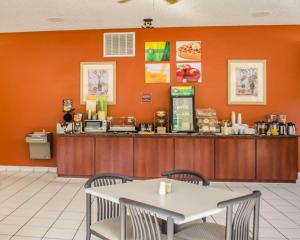 A restaurant or other place to eat at Quality Inn Crystal River