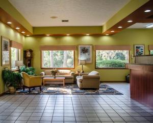 una gran sala de estar con paredes y muebles de color amarillo. en Quality Inn Crystal River, en Crystal River