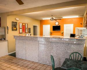 a bar in a restaurant with orange walls at Econo Lodge Lake City-North in Lake City