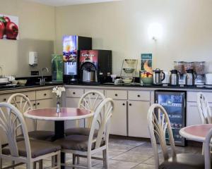 eine Küche mit einem Tisch, Stühlen und einer Theke in der Unterkunft Quality Inn & Suites St Augustine Beach Area in Saint Augustine Beach