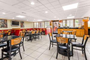 En restaurant eller et andet spisested på Quality Inn & Suites Orlando Airport