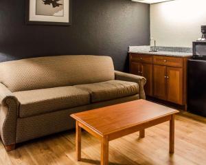 sala de estar con sofá y mesa de centro en Quality Inn At Eglin AFB en Niceville