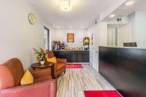 a waiting room with two chairs and a counter at Econo Lodge North in Tallahassee