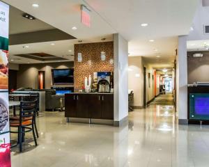 un restaurante con bar en medio de un vestíbulo en Quality Suites Fort Myers Airport I-75, en Fort Myers