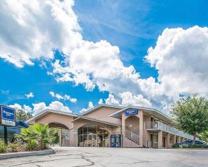 un edificio de hotel con cielo azul y nubes en Rodeway Inn Gainesville - University Area, en Gainesville