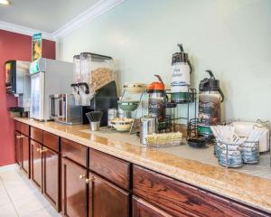 eine Küchentheke mit verschiedenen Geräten darüber in der Unterkunft Quality Inn Gainesville I-75 in Gainesville