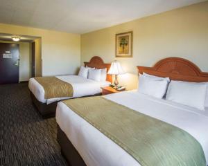 Een bed of bedden in een kamer bij Comfort Inn & Suites Jupiter I-95