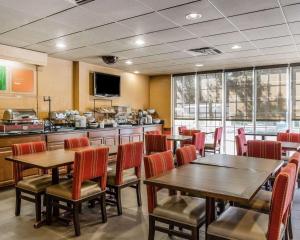 a restaurant with tables and chairs and a kitchen at Comfort Inn & Suites Lakeland North I-4 in Lakeland