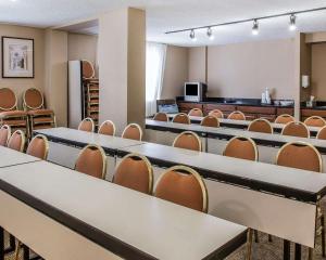 a classroom with rows of tables and chairs at Comfort Inn & Suites Lakeland North I-4 in Lakeland