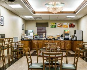 Quality Inn Airport - Cruise Port tesisinde bir restoran veya yemek mekanı