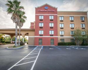 a front view of a hotel with a parking lot at Comfort Suites Fort Pierce I-95 in Fort Pierce