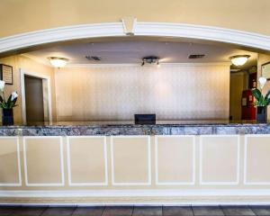 a bar in a hotel lobby at Econo Lodge Port Canaveral Area in Merritt Island