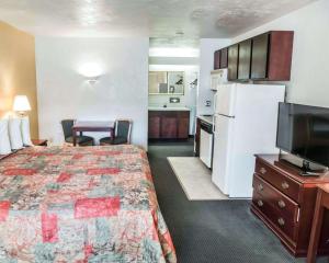 Η κουζίνα ή μικρή κουζίνα στο Suburban Studios Tallahassee near University