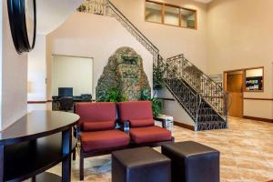 ein Wohnzimmer mit einer Treppe und einer Hundestatue in der Unterkunft Comfort Suites Tampa Airport North in Tampa