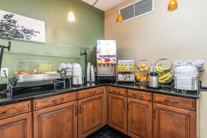 Kuchyňa alebo kuchynka v ubytovaní Sleep Inn & Suites University-Shands