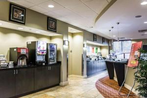 a restaurant with a coffee bar and a cafeteria at Comfort Suites Palm Bay - Melbourne in Palm Bay