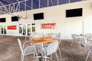 Un restaurante o sitio para comer en Rodeway Inn & Suites Fort Lauderdale Airport & Cruise Port