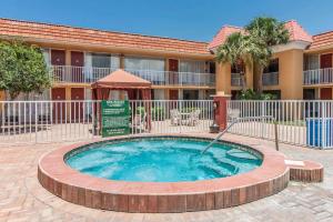 a hot tub in the courtyard of a hotel at Quality Inn & Suites Conference Center in New Port Richey