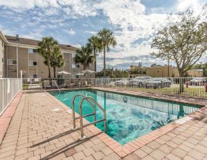 Kolam renang di atau di dekat Suburban Studios Fort Myers Cape Coral