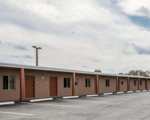 een lege parkeerplaats met een rij gebouwen bij Rodeway Inn Fort Pierce US Highway 1 in Fort Pierce