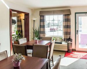 a dining room with tables and chairs and a window at Econo Lodge in Lloyd