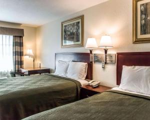 Habitación de hotel con 2 camas y 2 lámparas en Econo Lodge, en Lloyd