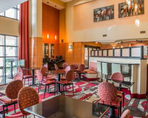 Lounge o bar area sa Comfort Suites Panama City near Tyndall AFB