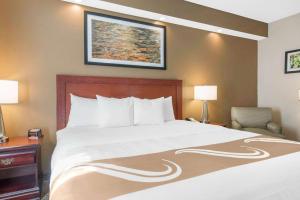 Llit o llits en una habitació de Quality Inn Palm Bay - Melbourne I-95
