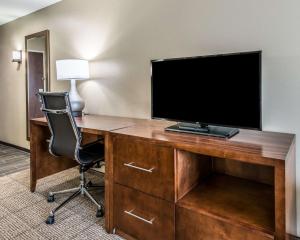 an office with a desk with a television and a chair at Comfort Suites Dunnellon near Rainbow Springs in Dunnellon