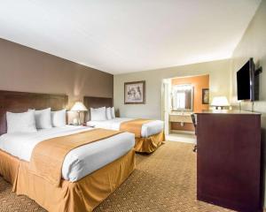 Cama o camas de una habitación en Quality Inn & Suites By the Parks