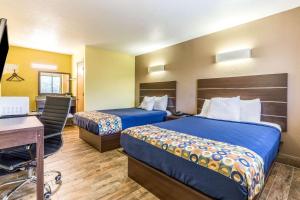 Кровать или кровати в номере Rodeway Inn Fairgrounds-Casino