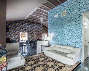 a living room with a couch and a blue wall at Sunset Palm Hotel in Davenport