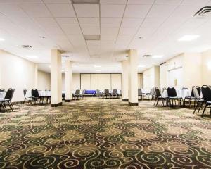 duży pokój z krzesłami i stołami w nim w obiekcie Quality Inn & Suites Winter Park Village Area w Orlando
