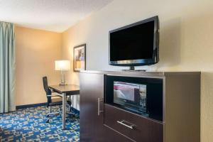 โทรทัศน์และ/หรือระบบความบันเทิงของ Comfort Inn & Suites Near Universal Orlando Resort-Convention Ctr