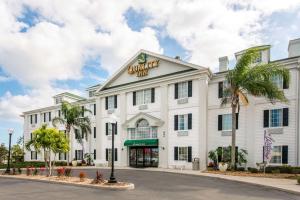 un edificio blanco con un cartel. en Quality Inn Palm Bay - Melbourne I-95, en Palm Bay