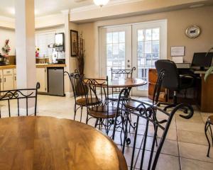 a kitchen and dining room with a table and chairs at Rodeway Inn Apopka South in Orlando