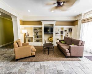 - un salon avec deux chaises et un canapé dans l'établissement Sleep Inn at PGA Village, à Port Sainte-Lucie
